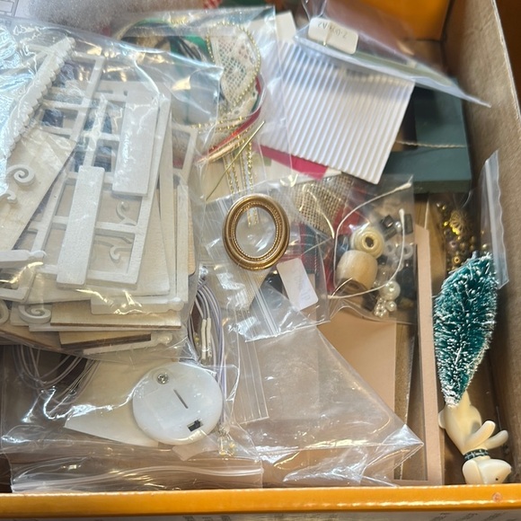 Holiday Time Green and Red Festive Decor Dollhouse Kit #8009 - Picture 7 of 14